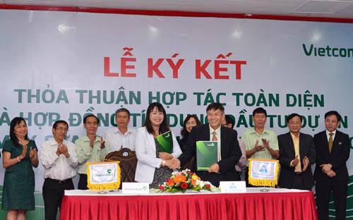 Lễ ký thỏa thuận hợp tác giữa Ngân hàng Ngoại thương - chi nhánh Quảng Ngãi với Công ty Cổ phần Đường Quảng Ngãi.