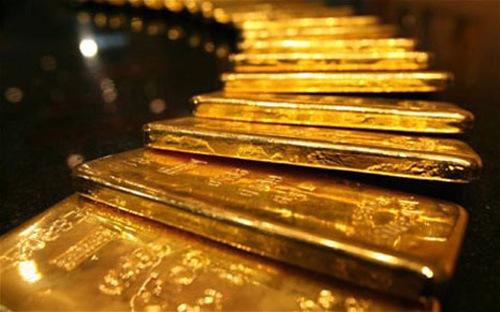 Mỗi năm Việt Nam cần khoảng 10-15 tấn vàng nguyên liệu, nhưng không cấp phép nhập khẩu. Nguồn đáp ứng chủ yếu từ người dân bán ra, trong khi nhập lậu được cho là hạn chế vì chênh giá vàng nguyên liệu không hấp dẫn và chế tài xử phạt nặng.<br>