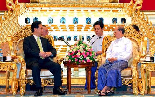 Thủ tướng Nguyễn Tấn Dũng hội kiến với Tổng thống Myanmar Thein Sein, trong khuôn khổ chương trình tham dự Diễn đàn Kinh tế Thế giới Đông Á 2013, ngày 6/6 vừa qua - Ảnh: VGP.<br>
