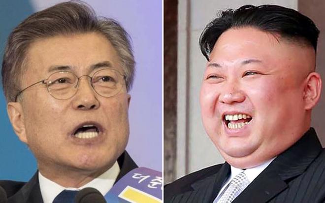 Ông Moon Jae-in (bên trái) và lãnh tụ Triều&nbsp; Tiên Kim Jong Un.<br>