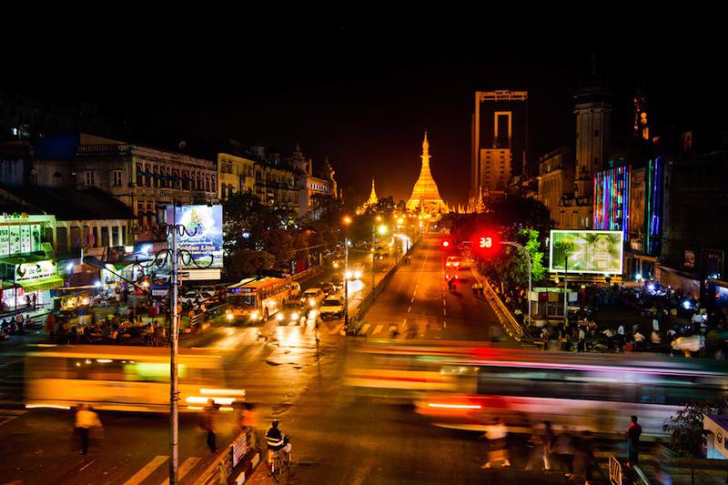Quang cảnh Yangon - thành phố lớn nhất Myanmar - về đêm.&nbsp;Sức mua lớn và tăng trưởng mạnh mẽ, nhưng hàng tiêu dùng sản xuất nội địa của Myanmar mới đáp ứng được khoảng hơn 10% nhu cầu thị trường.