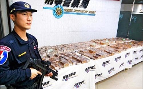600 bánh heroin được trưng bày tại tòa nhà của Văn phòng Điều tra Hình sự Đài Loan ở Đài Bắc.<br>