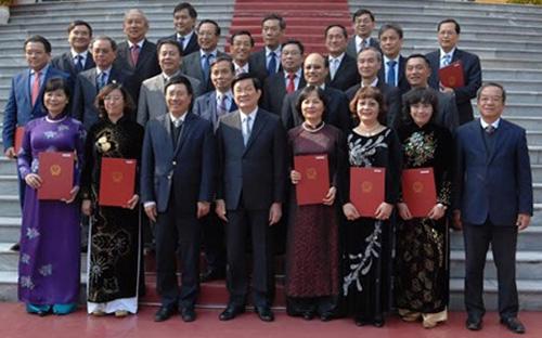 Chủ tịch nước Trương Tấn Sang, Phó thủ tướng Phạm Bình Minh và các Đại sứ mới được phong hàm - Ảnh: VGP.