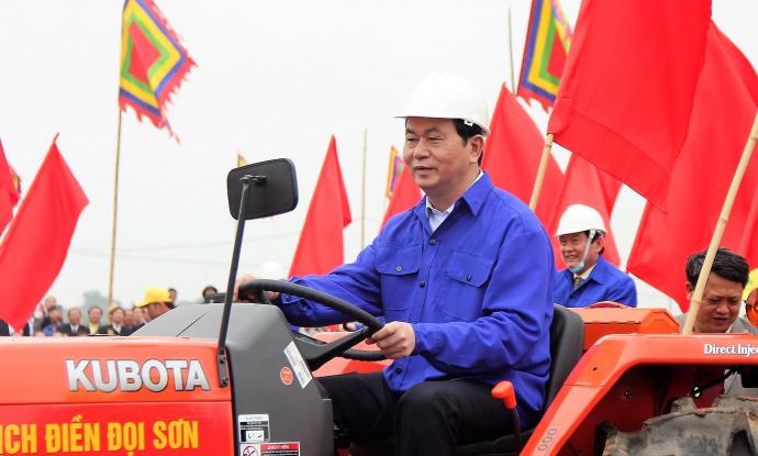 Chủ tịch nước Trần Đại Quang thực hiện nghi lễ Tịch điền tại lễ hội Tịch điền Đọi Sơn hôm 3/2 vừa qua, với mong muốn khuyến khích sản xuất nông nghiệp - Ảnh: GTVT.<br>