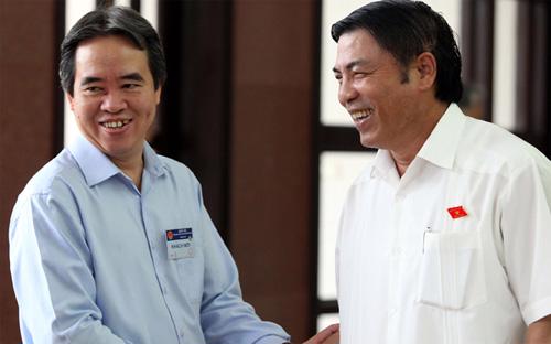 Thống đốc Nguyễn Văn Bình (trái) và đại biểu Quốc hội Nguyễn Bá Thanh bên hành lang Quốc hội ngày 30/5 - Ảnh: Tuổi Trẻ.<br>