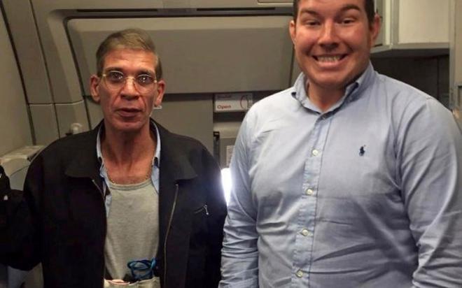 Bức ảnh "tự sướng" của một hành khách có tên Ben Innes (bên phải) trên chuyến bay Ai Cập bị không tặc và Seif Eldin Mustafa, tác giả vụ việc này, với đai bom giả quấn quanh bụng.<br>