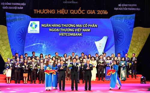 Đại diện Vietcombank nhận biểu trưng tại lễ công bố các thương hiệu sản phẩm đạt Thương hiệu Quốc gia năm 2016.<br>