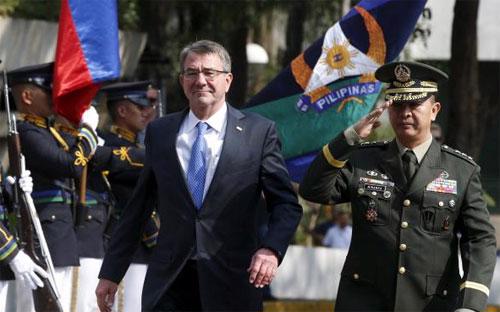 Bộ trưởng Bộ Quốc phòng Mỹ Ash Carter (trái) dự lễ kết thúc cuộc tập trận chung Balikatan giữa Mỹ và Philippines tại Manila ngày 15/4 - Ảnh: Reuters.<br>