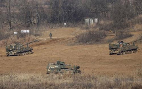Xe tăng tại một khu huấn luyện ở Paju, Hàn Quốc, gần vùng phi quân sự 
(DMZ) ngăn cách hai miền bán đảo Triều Tiên, ngày 7/1/2016 - Ảnh: 
Reuters.