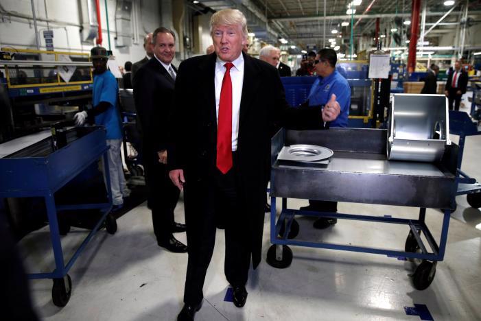 Tổng thống đắc cử Donald Trump thăm nhà máy của Carrier ở Indianapolis ngày 1/12 - Ảnh: Reuters.<br>