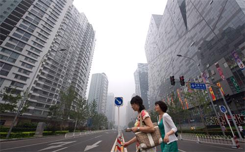 Có hộ khẩu Bắc Kinh là niềm mơ ước của nhiều người ngoại tỉnh nhập cư ở thành phố này - Ảnh: AP.<br>
