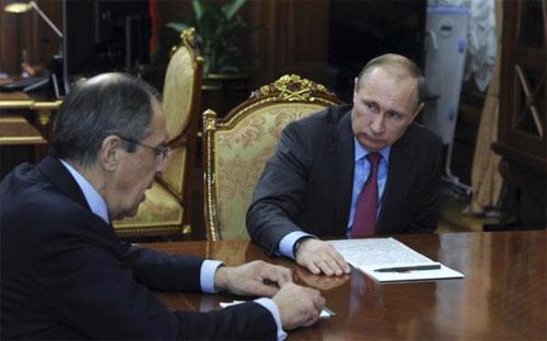 Tổng thống Nga Vladimir Putin (phải) gặp ngoại trưởng nước này Sergei Lavrov tại điện Kremlin ngày 14/3 - Ảnh: Reuters.<br>