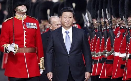Chủ tịch Trung Quốc Tập Cận Bình duyệt đội danh dự hoàng gia Anh trong lễ đón chính thức ở London ngày 20/10 - Ảnh: Telegraph.<br>