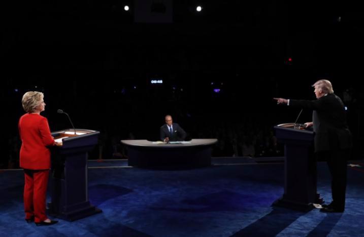 Hai ứng cử viên Tổng thống Mỹ Hillary Clinton (trái) và Donald Trump trong cuộc tranh luận đầu tiên hôm 26/9 - Ảnh: Reuters.<br>