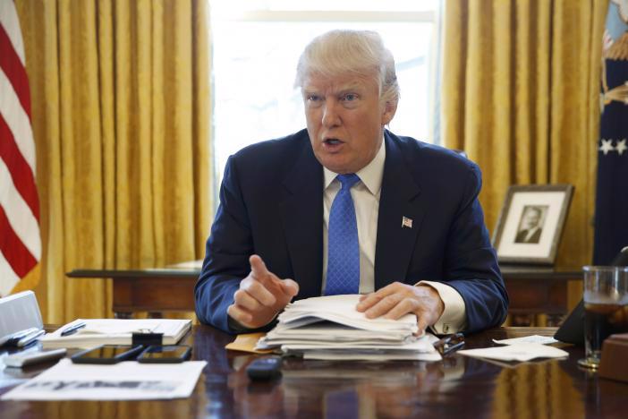 Tổng thống Mỹ Donald Trump trả lời phỏng vấn hãng tin Reuters tại Nhà Trắng ngày 23/2 - Ảnh: Reuters.<br>