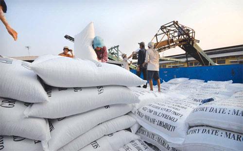 Giá gạo 5% tấm, FOB cảng Sài Gòn tăng lên 400-410 USD/tấn, từ mức 400 USD/tấn trong tuần trước đó. 