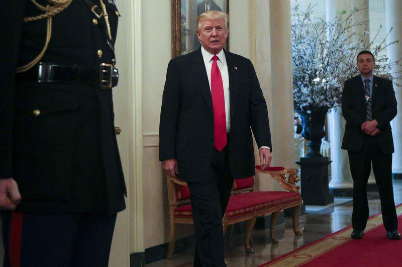 Tổng thống Mỹ Donald Trump tới dự bữa tối với thống đốc các tiểu bang tại Nhà Trắng ngày 27/2 - Ảnh: Bloomberg.<br>