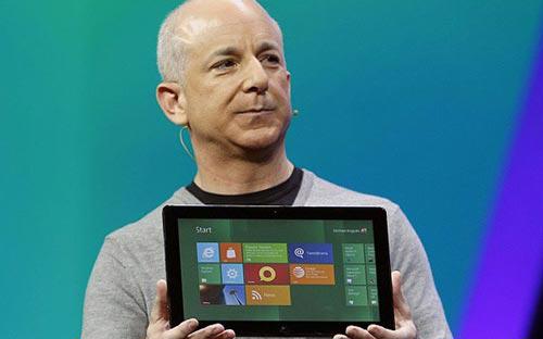 Steven Sinofsky trong sự kiện ra mắt hệ điều hành Windows 8 và máy tính bảng Surface.<br>