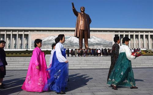 Tượng đồng lãnh tụ Kim Nhật Thành trên đồi Mansu ở Bình Nhưỡng, Triều Tiên - Ảnh: Getty/Bloomberg.<br>