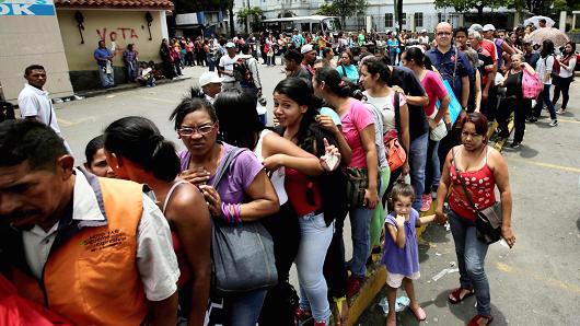 Người dân Venezuela xếp hàng chờ tới lượt vào siêu thị mua thực phẩm, tháng 9/2016 - Ảnh: Reuters.<br>