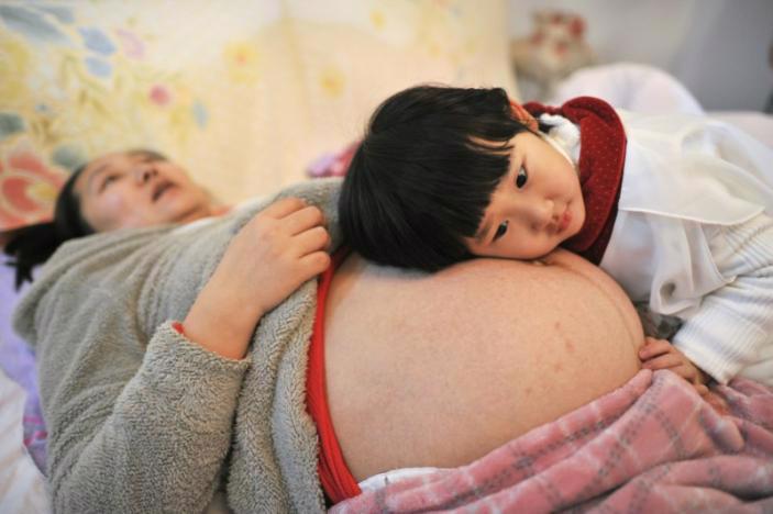 Năm ngoái, Trung Quốc tuyên bố nới lỏng quy định về kế hoạch hóa gia 
đình, cho phép các cặp vợ chồng sinh con thứ hai như một biện pháp nhằm 
giải tỏa những áp lực về suy giảm dân số trong độ tuổi lao động - Ảnh: Reuters. 