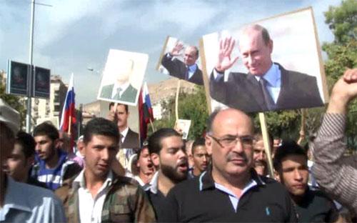 Người biểu tình ủng hộ Nga trước cửa đại sứ quán Nga ở Damascus ngày 13/10 ngay trước khi xảy ra pháo kích - Ảnh: RT.<br>