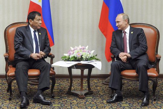 Tổng thống Philippines Rodrogo Duterte (trái) gặp Tổng thống Nga Vladimir Putin tại Lima, Peru ngày 20/11 - Ảnh: AP.<br>