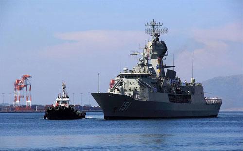 Tàu khu trục HMAS Arunta của Australia trong một chuyến thăm cảng Philippines hôm 7/10 - Ảnh: EPA/WSJ.<br>