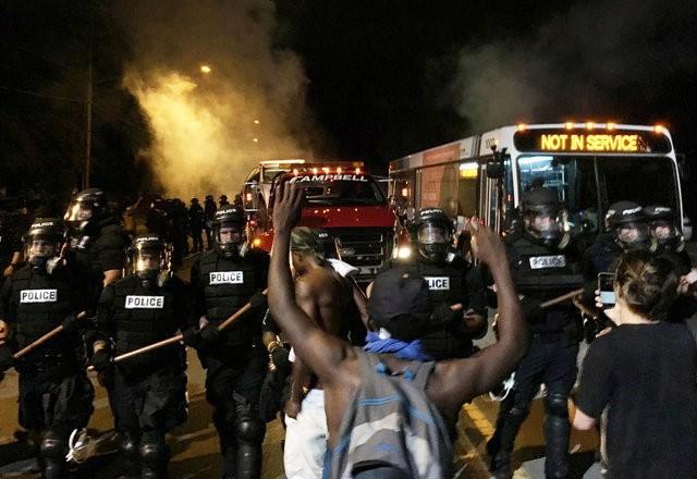Cảnh sát ở Charlotte, North Carolina, Mỹ đụng độ với người biểu tình đêm ngày 20/9 - Ảnh: Reuters.<br>