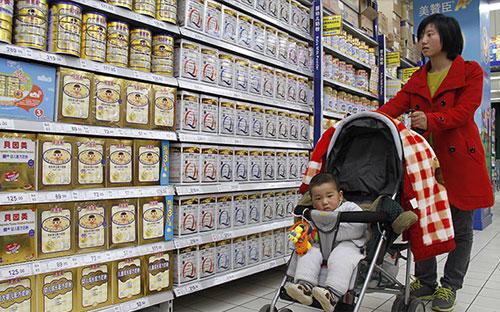 Cuộc sống ngày càng đi lên khiến các bà mẹ Trung Quốc ngày càng đầu tư nhiều tiền để mua sữa cho con - Ảnh: STR/AFP/Getty Images.<br>
