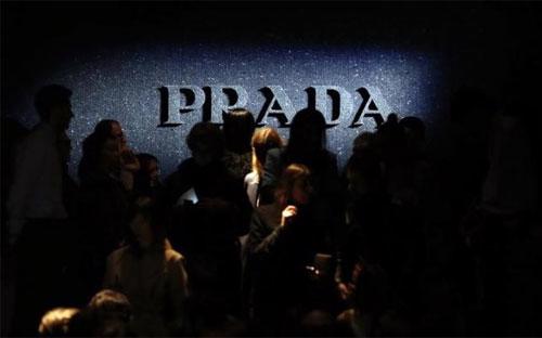 Logo Prada tại một buổi trình diễn thời trang ở Milan, Italy, tháng 2/2014 - Ảnh: Reuters.<br>
