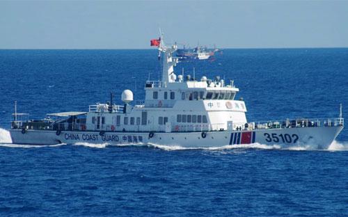 Một tàu hải cảnh Trung Quốc gần khu vực tranh chấp với Nhật Bản ở biển Hoa Đông ngày 6/8 - Ảnh: AP/Bloomberg.<br>
