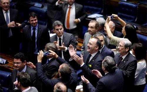 Các nghị sỹ Thượng viện Brazil sau cuộc bỏ phiếu bãi nhiệm Tổng thống Dilma Rousseff ngày 12/5 - Ảnh: Reuters.<br>