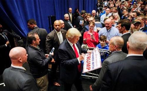 Ứng cử viên tổng thống Mỹ Donald Trump ký tặng người ủng hộ ở South Bend, Indiana, ngày 2/5 - Ảnh: Reuters.<br>