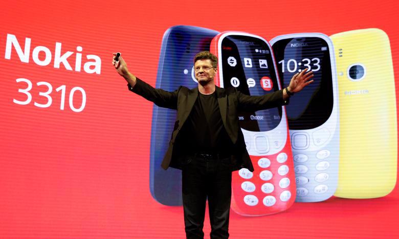 Ông Arto Nummela, Giám đốc điều hành (CEO) Nokia-HMD giới thiệu chiếc Nokia 3310 phiên bản mới tại MWC, Barcelona, Tây Ban Nha, ngày 26/2 - Ảnh: Reuters.<br>