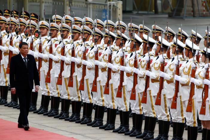 Tổng thống Philippines Rodrigo Duterte duyệt đội danh dự trong lễ đón chính thức ở Bắc Kinh, Trung Quốc ngày 20/10 - Ảnh: Reuters.<br>