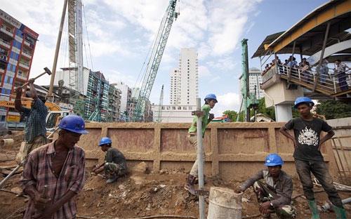 Công nhân làm việc trên một công trường xây dựng ở Yangon, Myanmar - Ảnh: Reuters.<br>