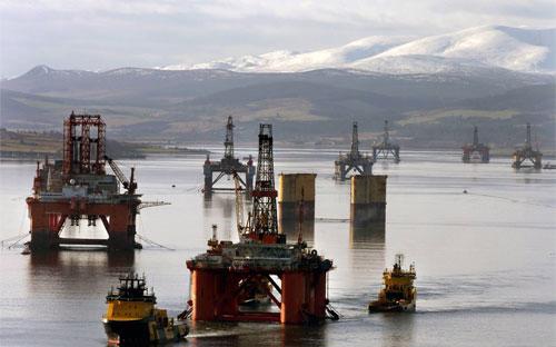Một khu vực khai thác dầu khí ở Scotland - Ảnh: AP/WSJ.<br>