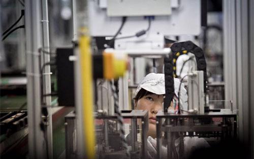 Công nhân làm việc trong nhà máy của Foxconn ở Thẩm Quyến, Trung Quốc vào năm 2010 - Ảnh: WSJ/Bloomberg.<br>