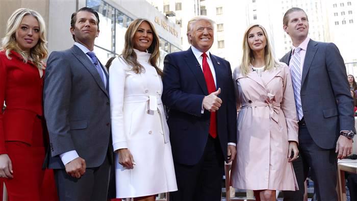 Tổng thống đắc cử của Mỹ Donald Trump cùng vợ và 4 người con lớn.<br>
