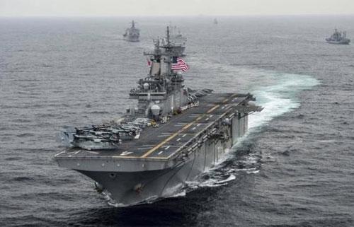 Tàu đổ bộ USS Boxer di chuyển trên biển Nhật Bản trong cuộc tập trận Ssang Yong hồi tháng 3/2016 - Ảnh: Reuters.<br>