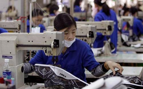 Công nhân làm việc trong một nhà máy da giày ở Việt Nam - Ảnh: AP.<br>