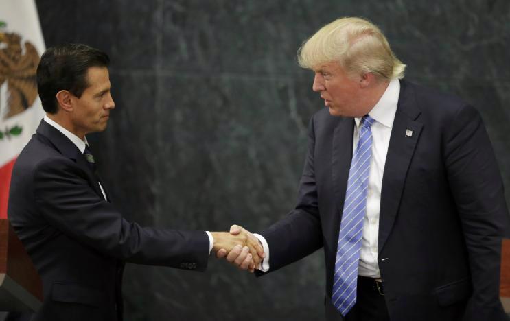 Ứng cử viên Tổng thống Mỹ Donald Trump (phải) gặp Tổng thống Mexico Enrique Pena Nieto ngày 31/8 tại Mexico City - Ảnh: Reuters.<br>