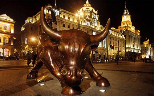 Tượng con bò, biểu tượng cho thị trường giá lên, ở khu Bến Thượng Hải, Thượng Hải - Ảnh: Bloomberg.<br>