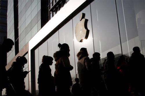 Khách hàng đợi trước một cửa hiệu bán lẻ của Apple ở Bắc Kinh, Trung Quốc trước giờ mở cửa hôm 3/1 - Ảnh: Reuters.<br>