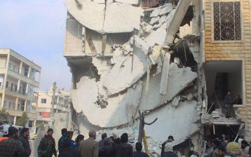 Một góc thành phố Idlib của Syria sau một vụ không kích của Nga - Ảnh: Reuters.<br>