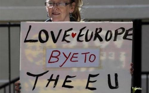 Một phụ nữ giơ biểu ngữ trên đường phố ở trung tâm London hôm 24/6 ý nói "yêu quý châu Âu nhưng lại nói lời chia tay EU" - Ảnh: Reuters.<br>