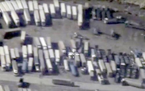 Hình ảnh do Nga cung cấp hôm 2/12 cho thấy khu vực biên giới Syria - Thổ Nhĩ Kỳ. Moscow nói đoàn xe trong ảnh là xe chở dầu lậu của IS từ Syria sang Thổ Nhĩ Kỳ - Nguồn: Reuters.<br>