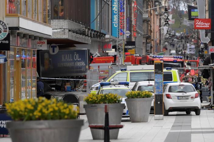 Hiện trường vụ tấn công bằng xe tải ở trung tâm thủ đô Stockholm, Thụy Điển ngày 7/4 - Ảnh: TT/Reuters.<br>