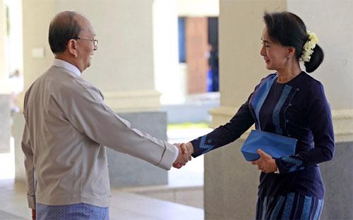 Tổng thống Myanmar Thein Sein và chính trị gia đối lập Aung San Suu Kyi trong cuộc gặp vào tháng 10/2014 - Ảnh: EPA.<br>